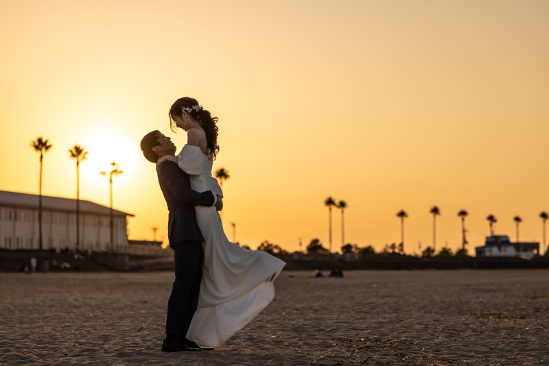 大きな夕日と素敵なお二人