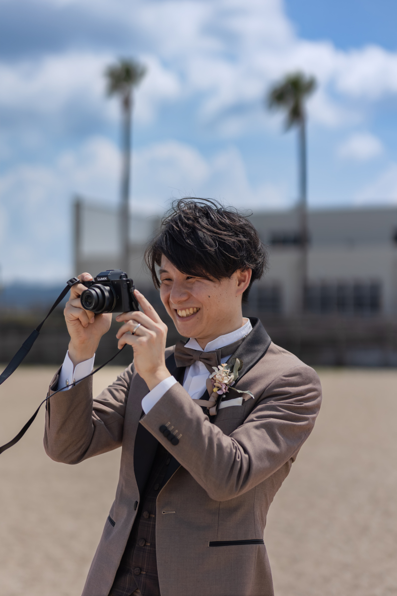 新婦様をカメラで撮る新郎様をパシャリ！