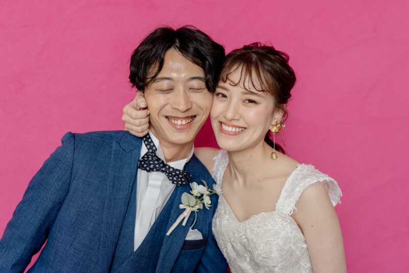 ピンクの背景に負けないとっても素敵なお二人の笑顔