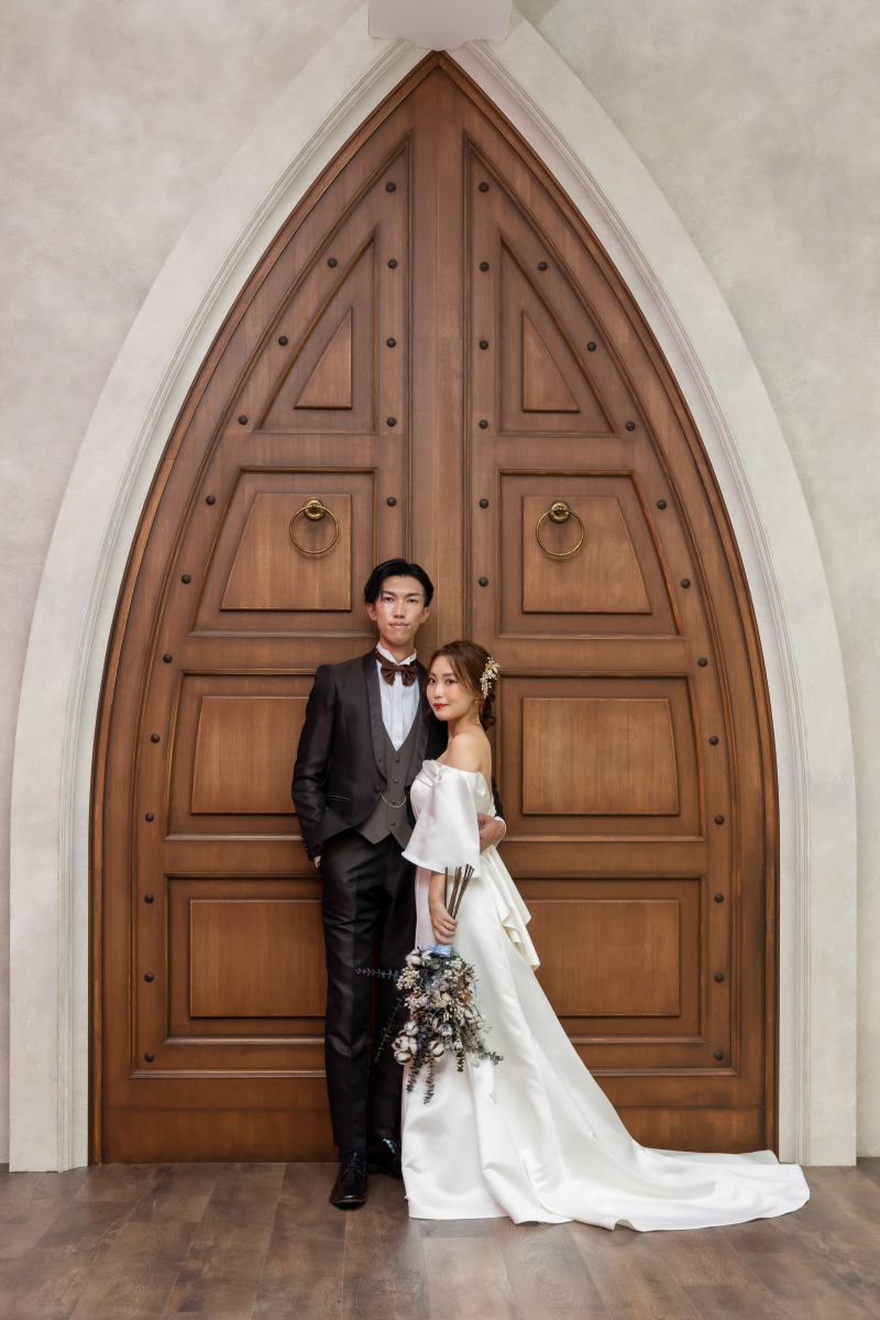 大きな韓国風扉の前で凛とした表情のおふたり