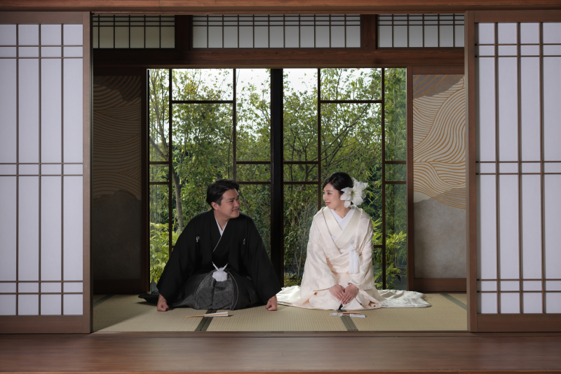 和室の中で見つめあって…