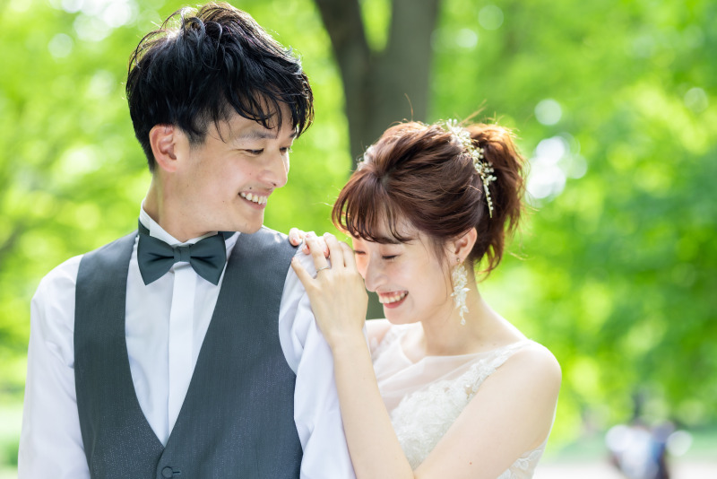 明るい光が差し込む 自然豊かな緑に囲まれたカット