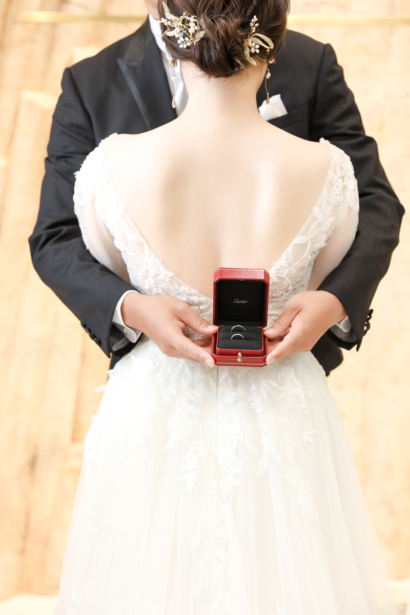 後ろ姿と結婚指輪