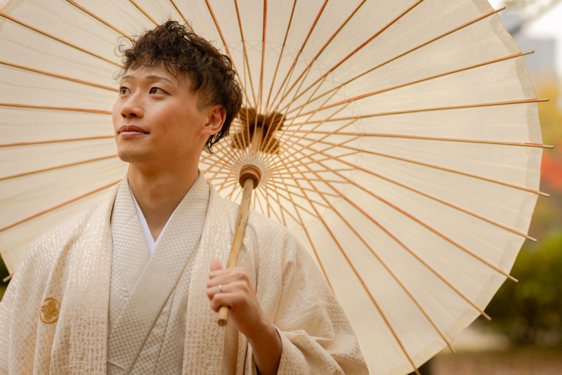 白い番傘、白い紋付で爽やかに