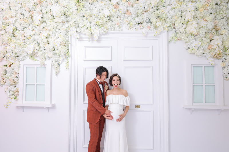 お腹に手を添えて。