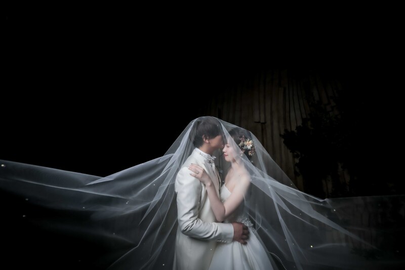 ベールに包まれて2人きり…