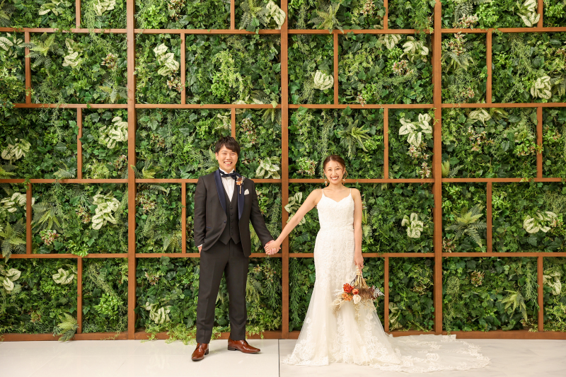 お衣装とグリーンウォールの相性バッチリ！