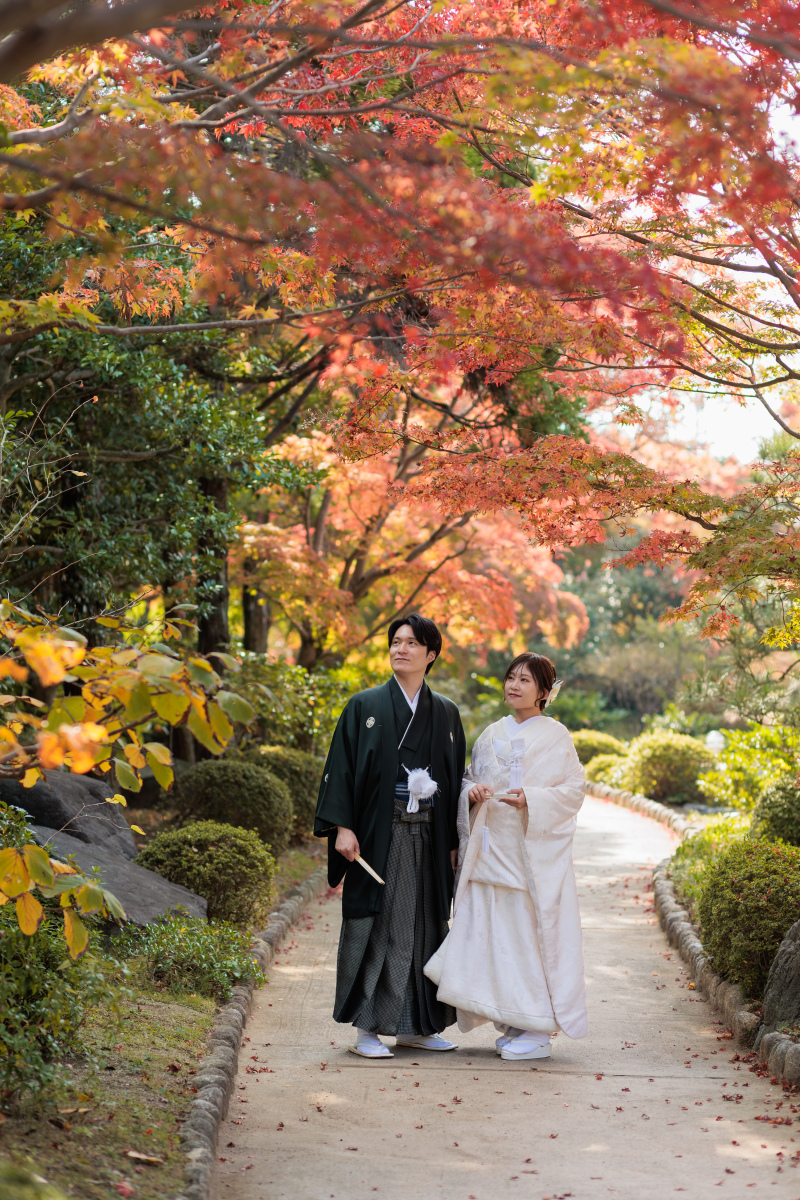 赤と黄色の紅葉を一緒に眺めて