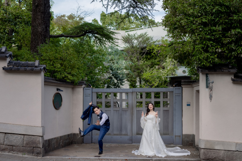 歴史を感じる邸宅の前でお二人らしい表情溢れる一枚