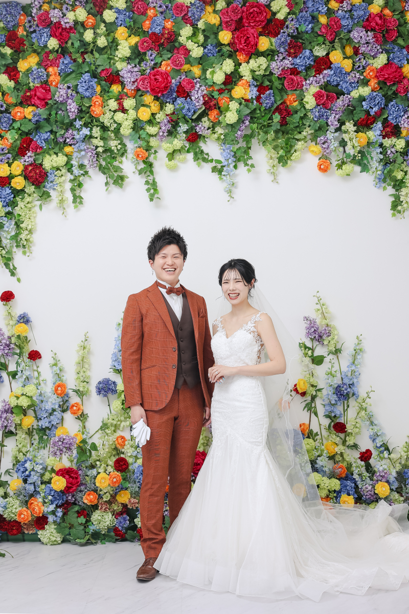 花咲く背景と満面の笑み