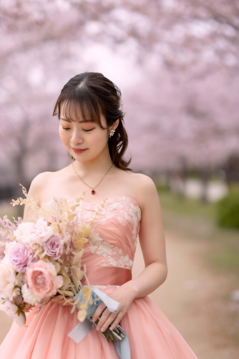 ピンクのカラードレスが桜とぴったりで美しすぎます