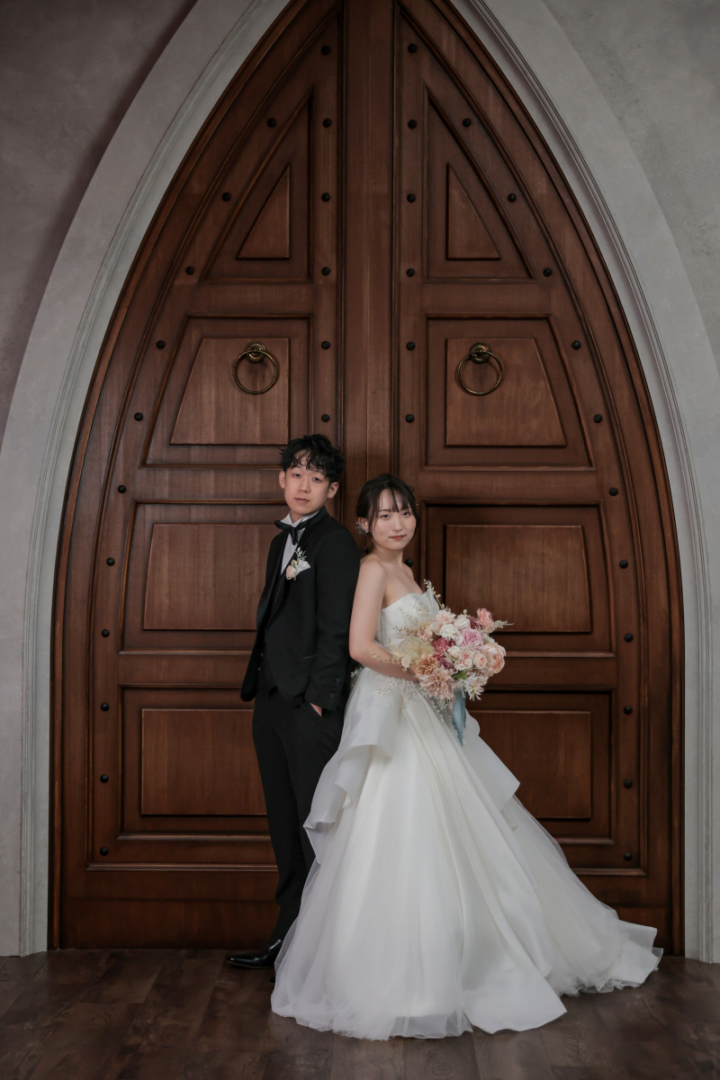 背中を預け合って