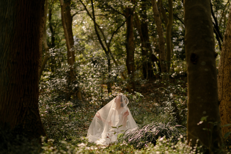 自然光が差し込む森の中でまるで妖精のようなカット