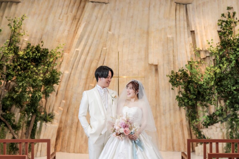 見つめ合ってドキドキ…照れ合うお二人