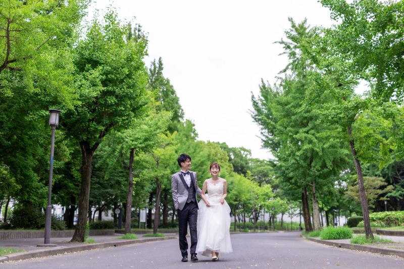 公園の中を歩く二人がとっても絵になるカット