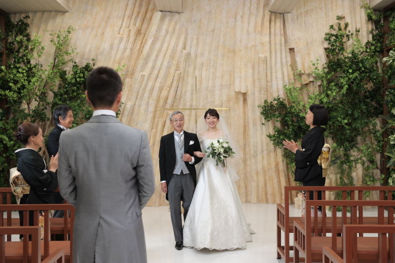 本格的なチャペルでバージンロードを