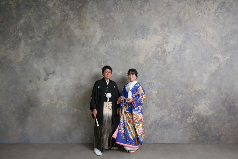 色打掛が映えるグレーの壁で撮影