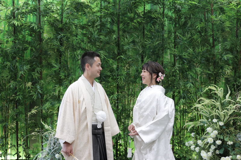 緑いっぱいの竹林を背景に