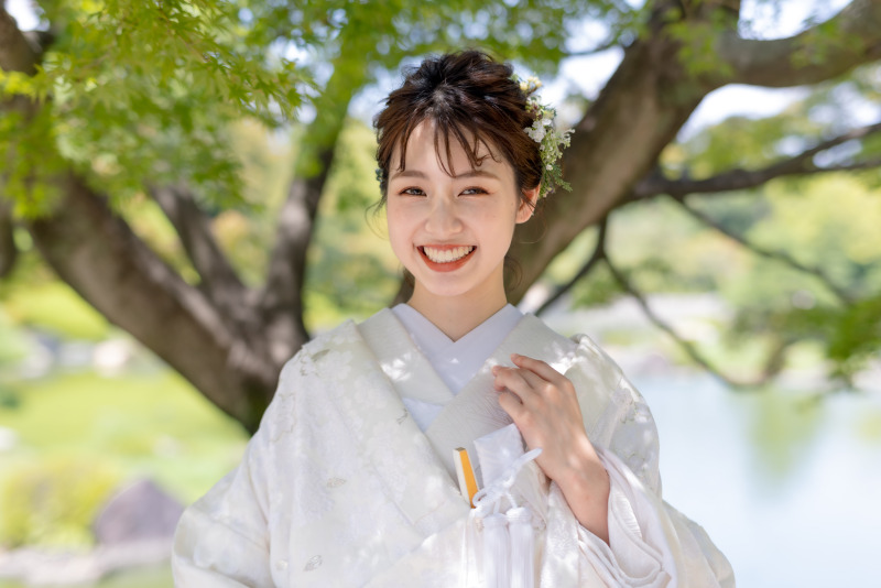 新婦様おひとりでの笑顔が溢れるショット