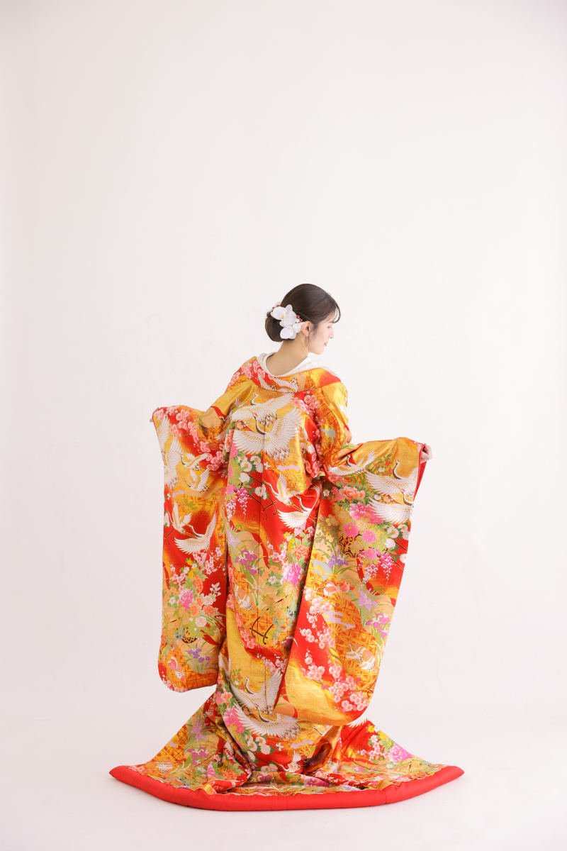 色打掛の後ろ姿も綺麗に