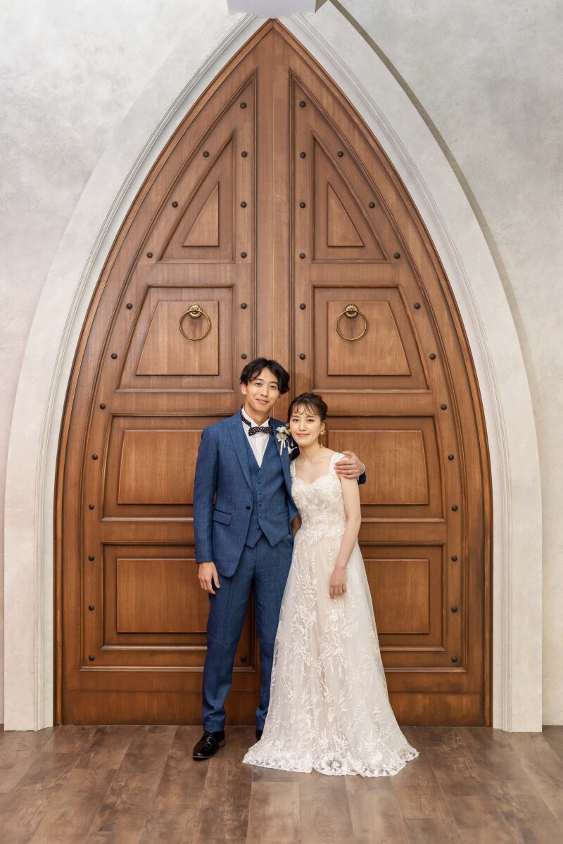 韓国風の大きなドアの前でかわいいお二人