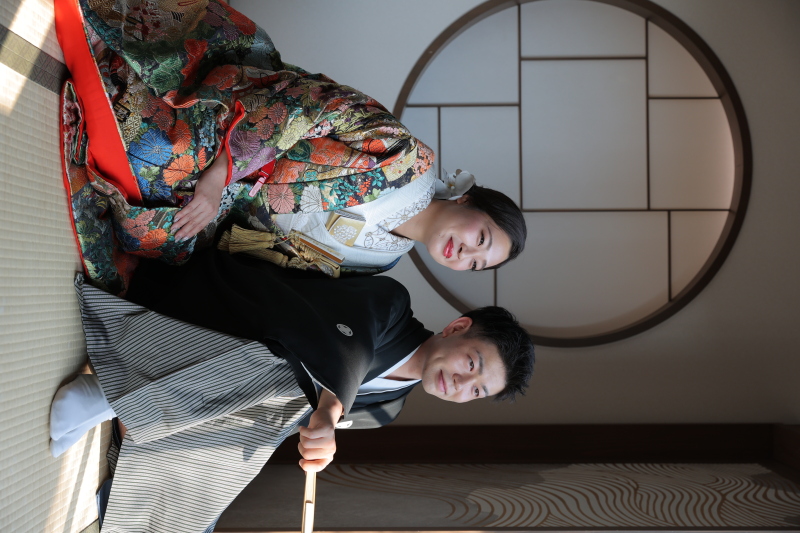 肩を寄せ合って