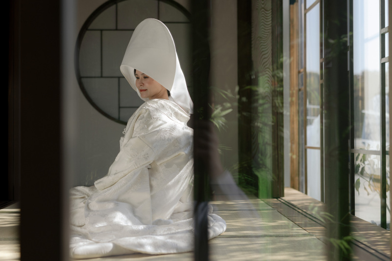 綿帽子から覗く花嫁の美しさ