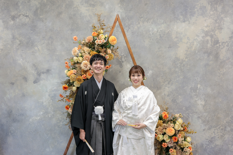 シックな壁とおしゃれなアイテムで和モダンなカット