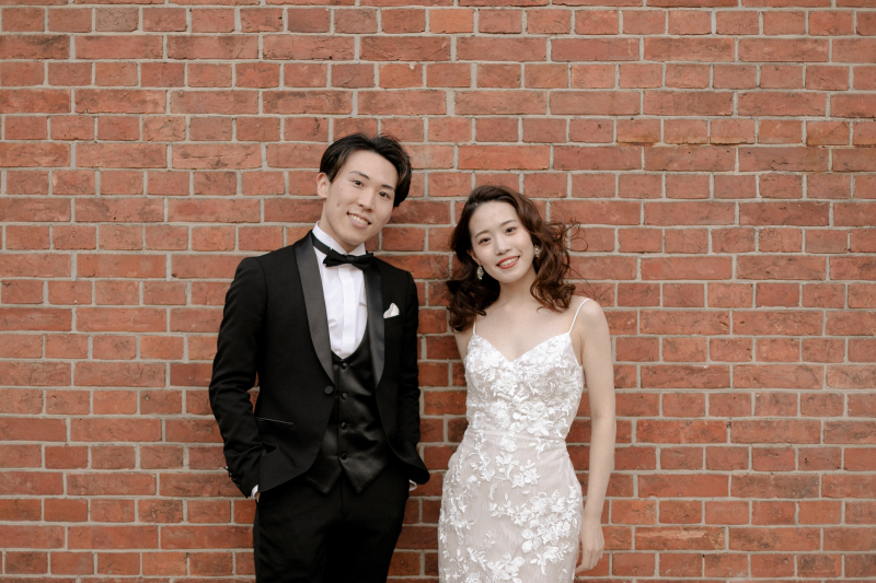 赤レンガを背景に撮影するだけでおしゃれな雰囲気に