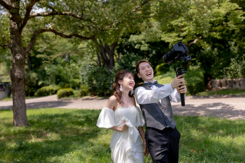 地鶏を楽しむお二人の様子を残した一枚