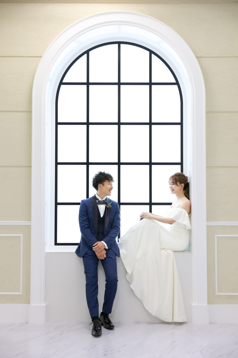 窓際に腰掛けておしゃべりを♪