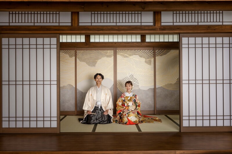 和装邸宅を使った一枚。畳の上に座っているお二人