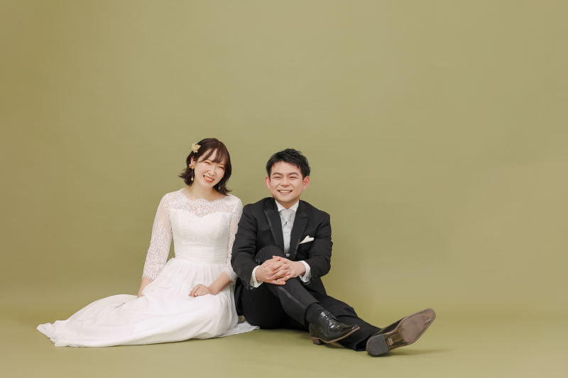 シンプル背景で座ったショット