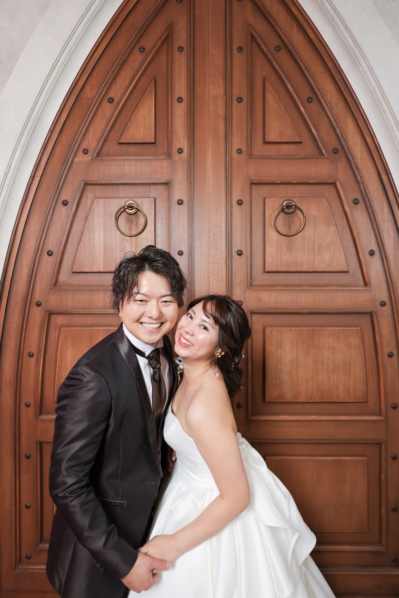 撮影スポットの韓国扉の前で