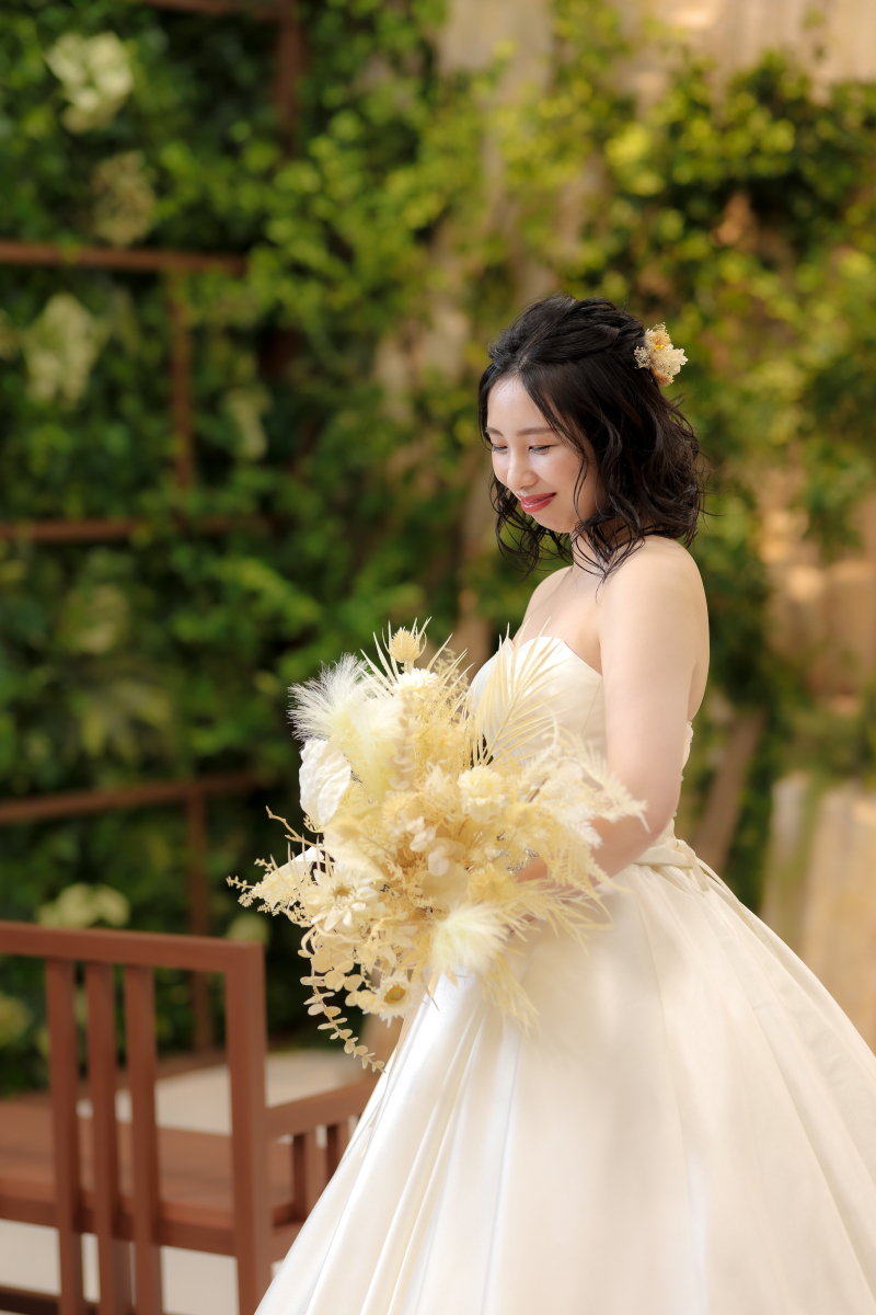 真っ白なドレスがとてもお似合いの新婦さま