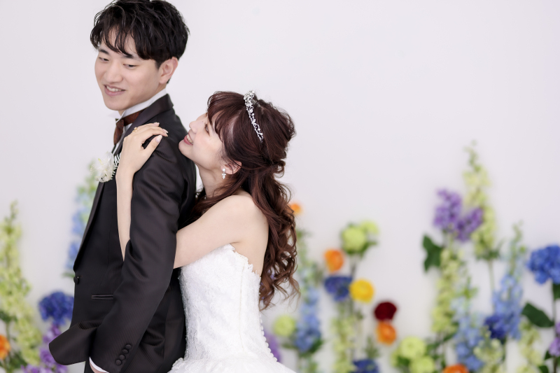 新婦様がぎゅっと後ろから抱きしめる姿が素敵