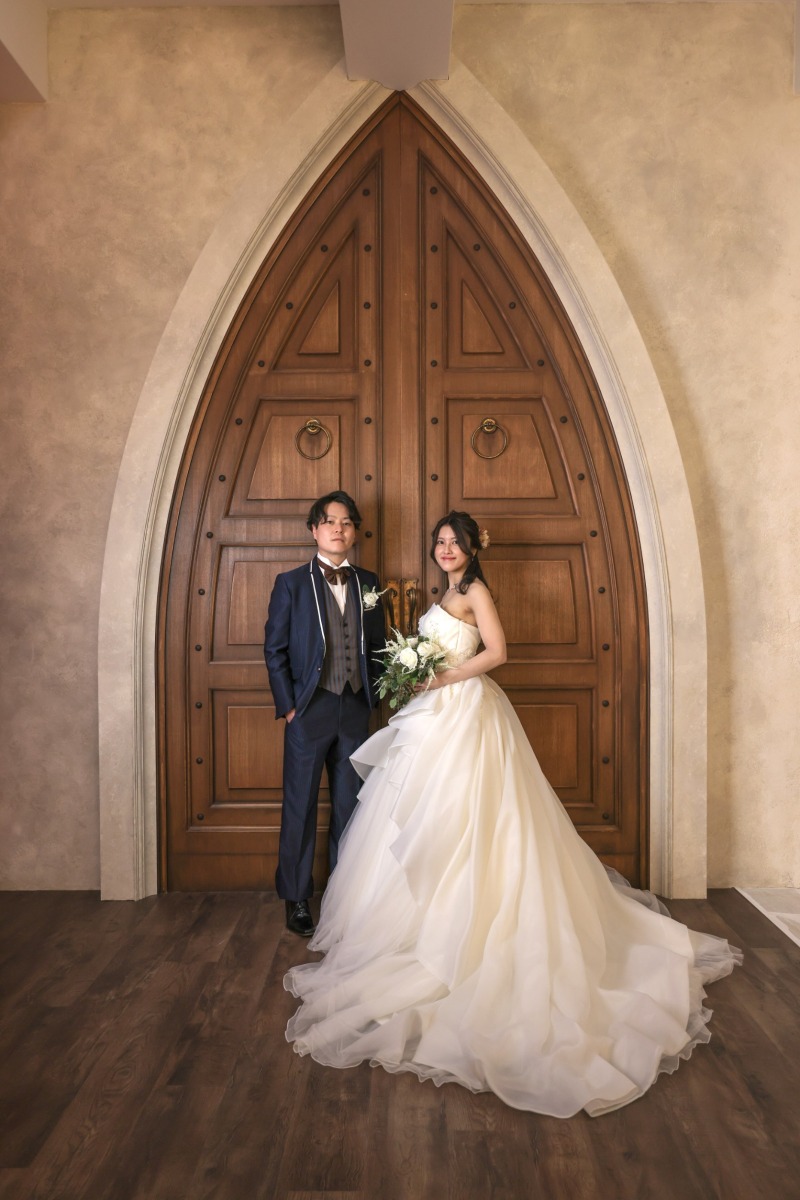 扉の前でシックに。