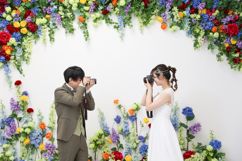 ファインダー越しに見つめ合い