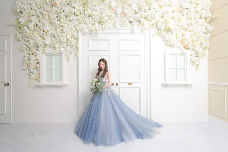 華やかなカラードレスに包まれて