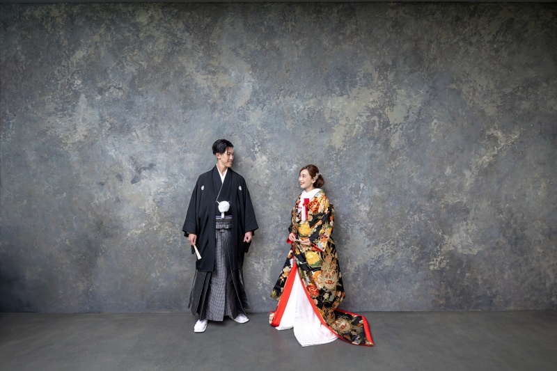 流行りの壁の前で雰囲気を変えた一枚