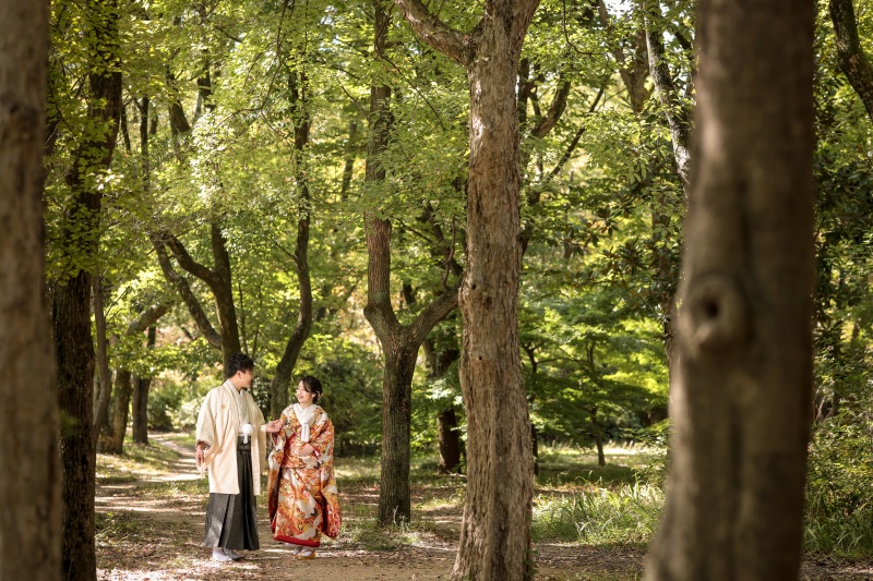 緑に囲まれて散歩中のお二人