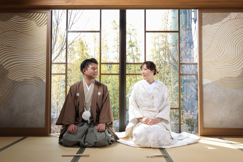 自然光差し込む和室にて