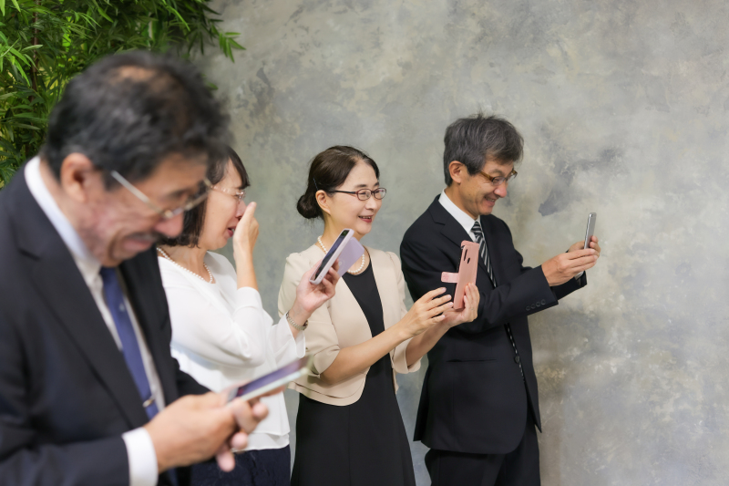 カメラを手に目には涙が…