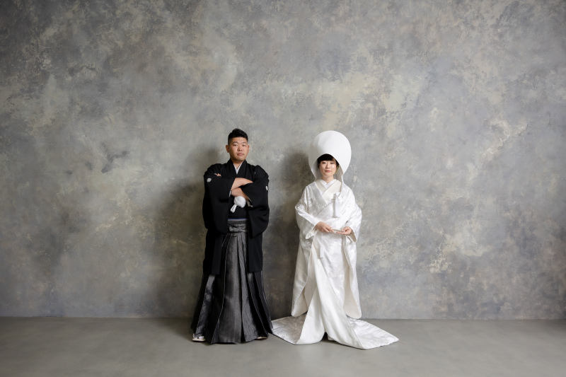 シックな背景で定番の二人立ちの姿も