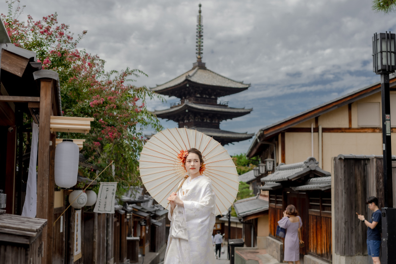 凛としたお姿にすれ違う人々も見惚れます…