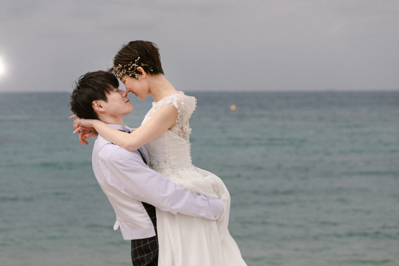 広大な海のロケーションを活かしたカット