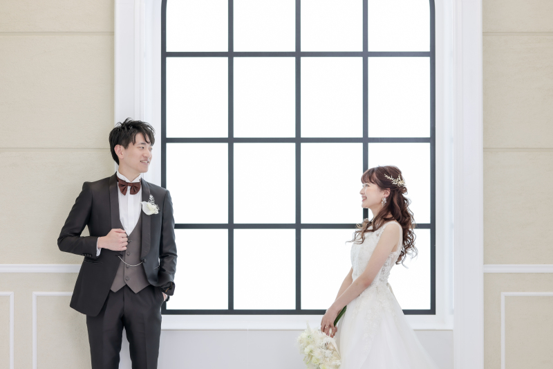 大きな窓の前での一枚。お二人の自然な表情がステキ