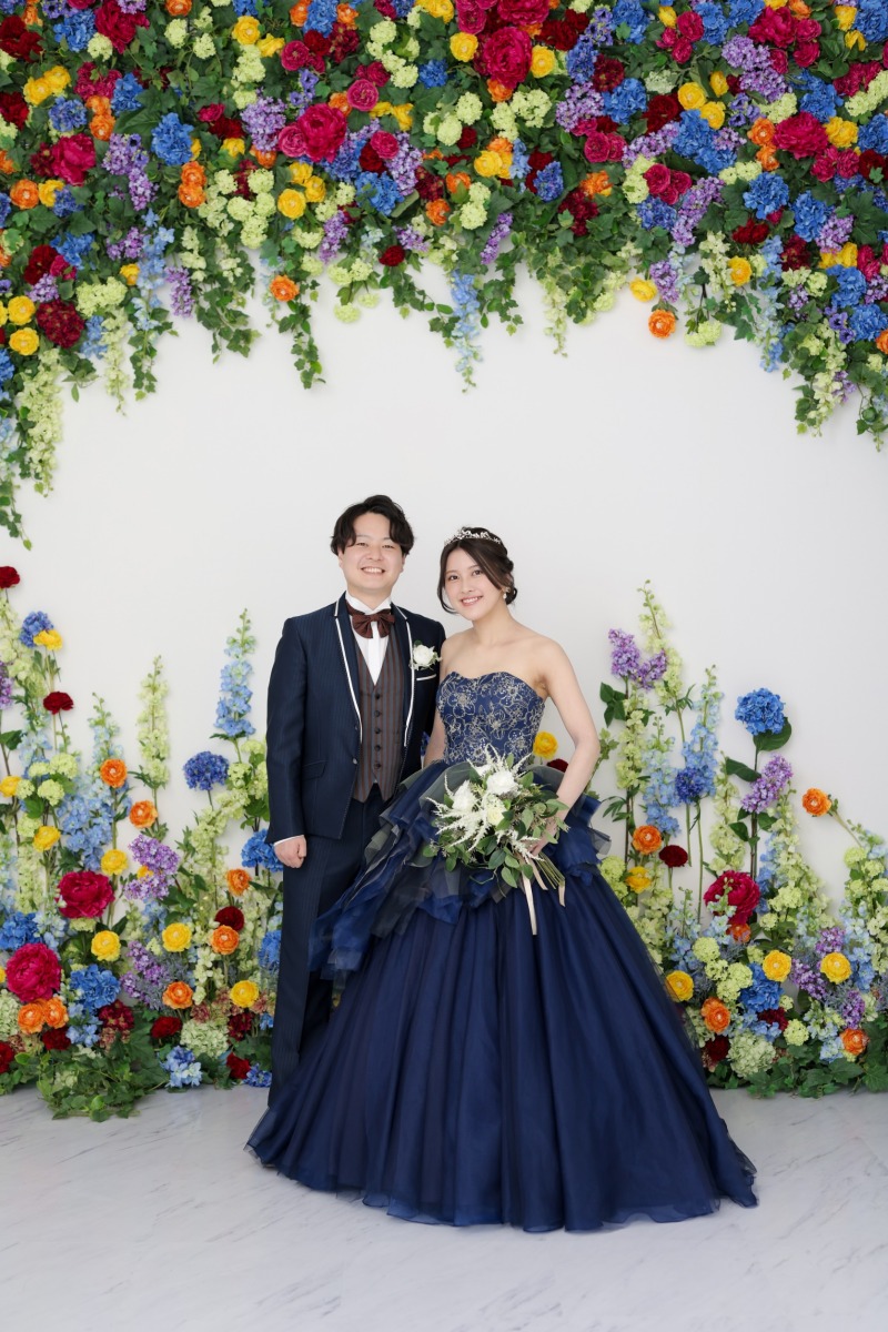 カラフルなお花の前で可愛らしく♪