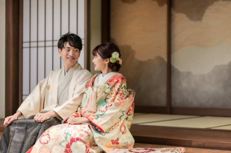 和装庭園の縁側に座って撮影