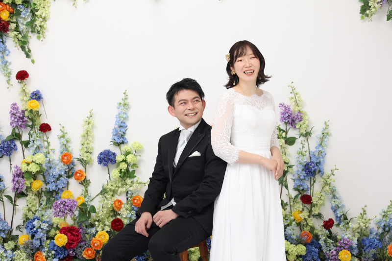 花咲く背景で満面の笑み！！